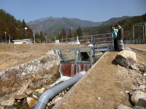 川下からみた実証実験用マイクロ水力発電設備の様子