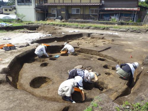 家の中にある穴を掘っていきます