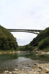 天竜川から見上げる天龍峡大橋