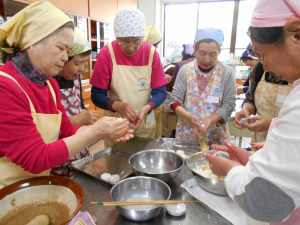 五平餅を作っている写真です