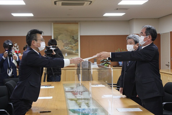 湯澤議長から佐藤市長へ