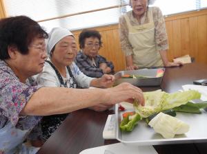 １日の野菜目安量350ｇを実際に測っている写真です