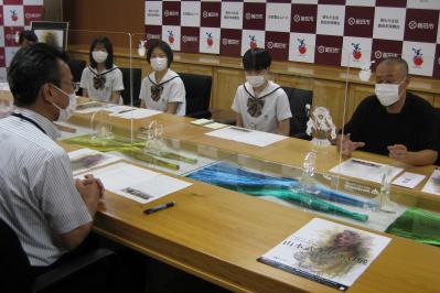 平和を願う絵画の会飯田女子高校生徒ウクライナ避難民支援活動表敬訪問1