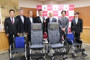 飯伊建築業協会及び飯田建設業クラブからの寄贈品と要望書の受領