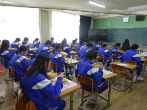 飯田西中学校給食の様子