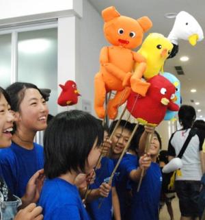 子どもが演じる人形劇