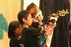 子どもが演じる人形劇