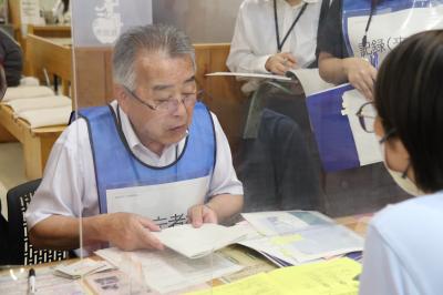窓口体験調査に臨む高田副市長