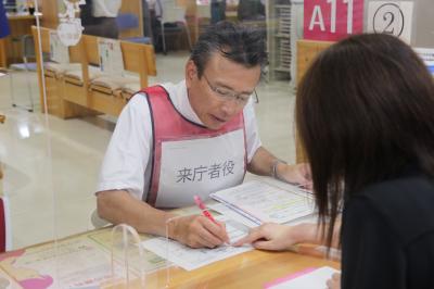 窓口体験調査に臨む佐藤市長