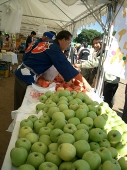 豊橋市の催事でりんごを販売する農家の人々