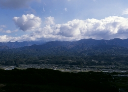 周囲を山脈に囲まれた丘陵地