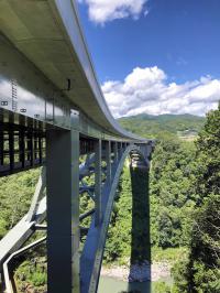 天龍峡大橋と青空