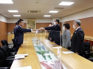 [湯澤議長から佐藤市長へ]